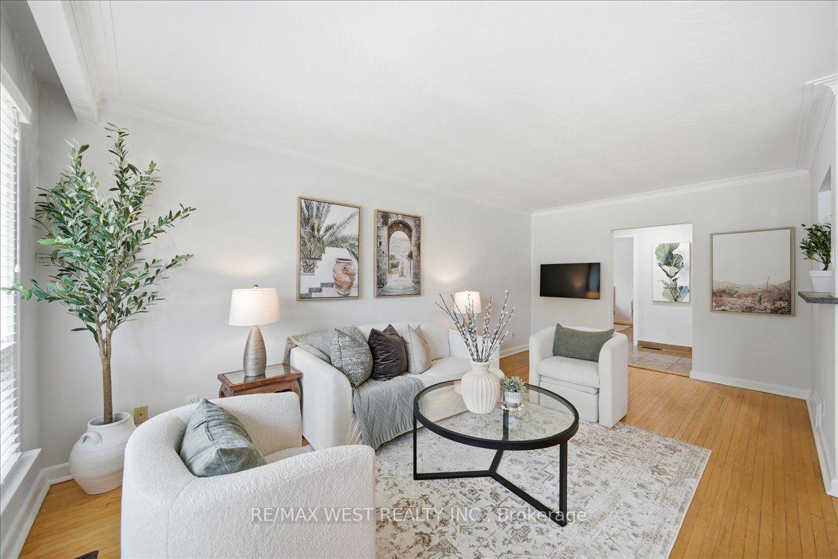 Photo 11 of 19 Decarie Circle, Etobicoke, Eringate-Centennial-West Deane — HOMEH