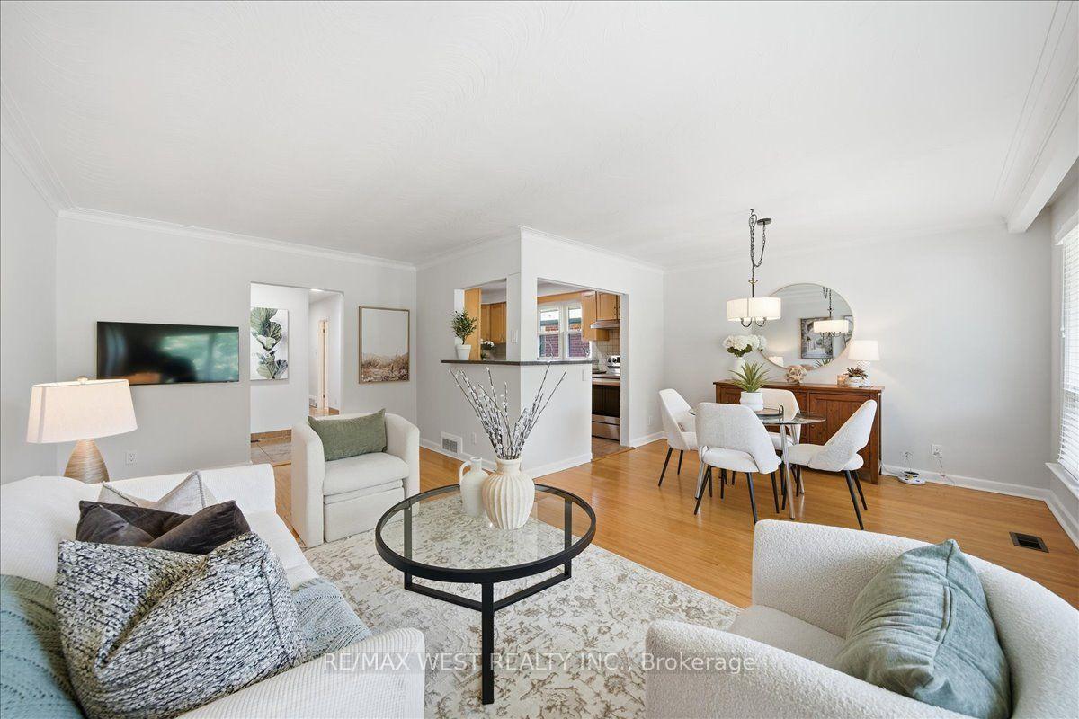 Photo 12 of 19 Decarie Circle, Etobicoke, Eringate-Centennial-West Deane — HOMEH