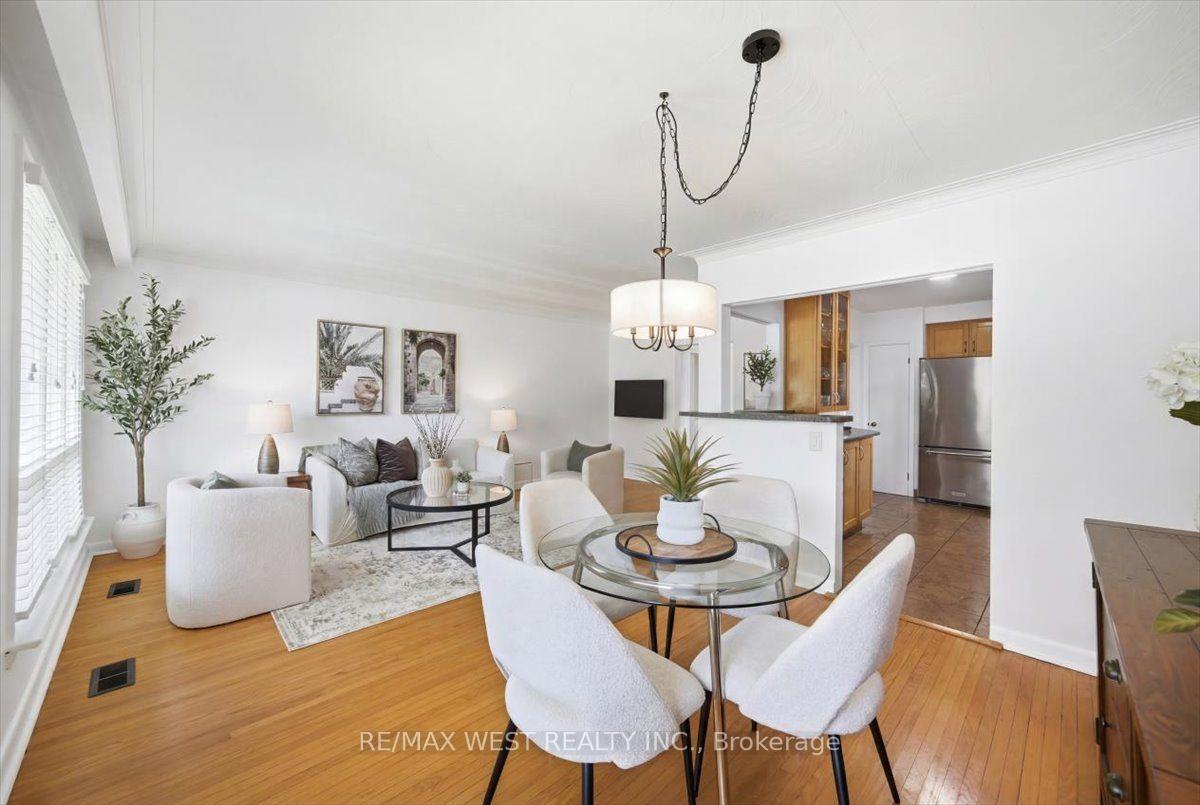 Photo 13 of 19 Decarie Circle, Etobicoke, Eringate-Centennial-West Deane — HOMEH