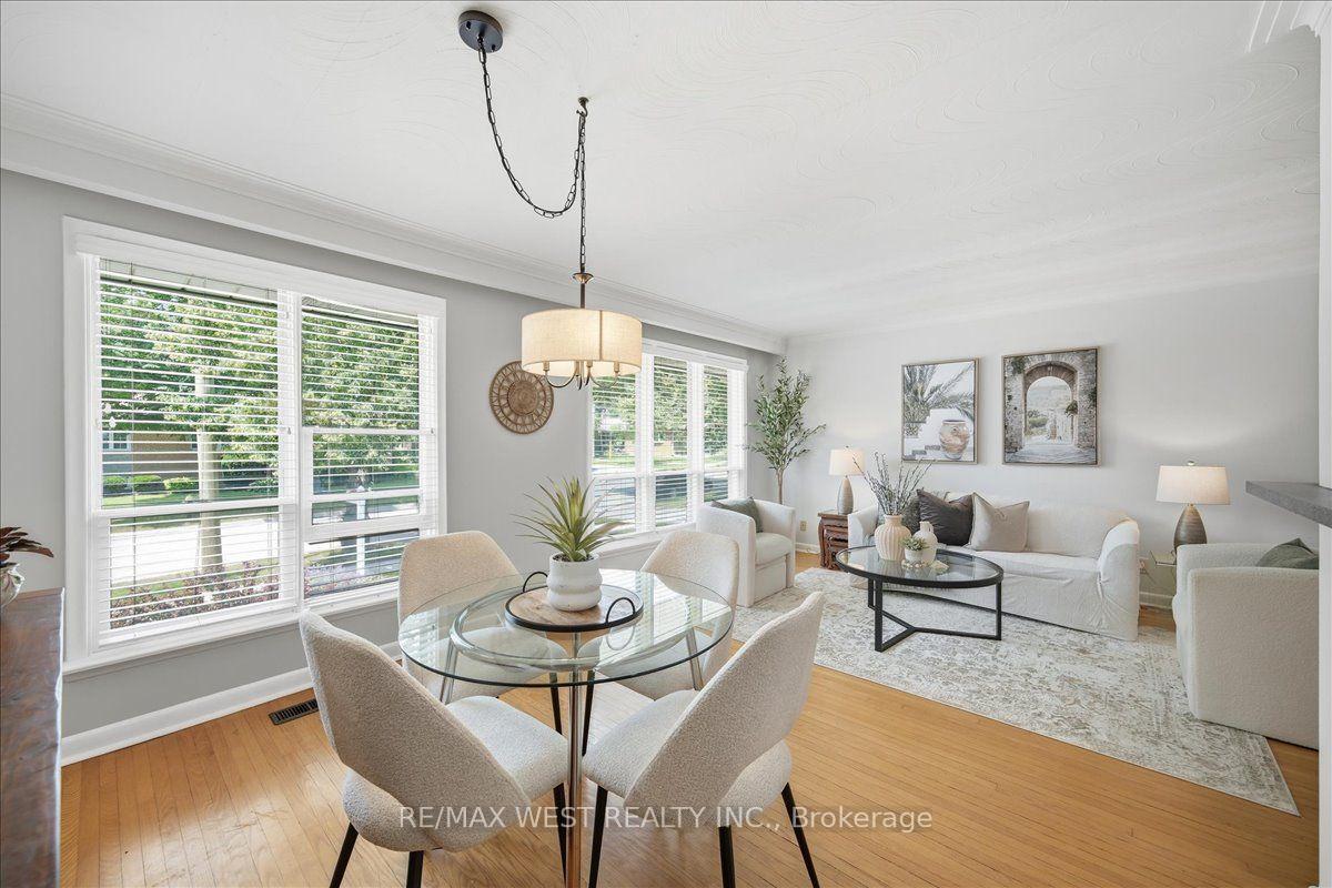 Photo 14 of 19 Decarie Circle, Etobicoke, Eringate-Centennial-West Deane — HOMEH