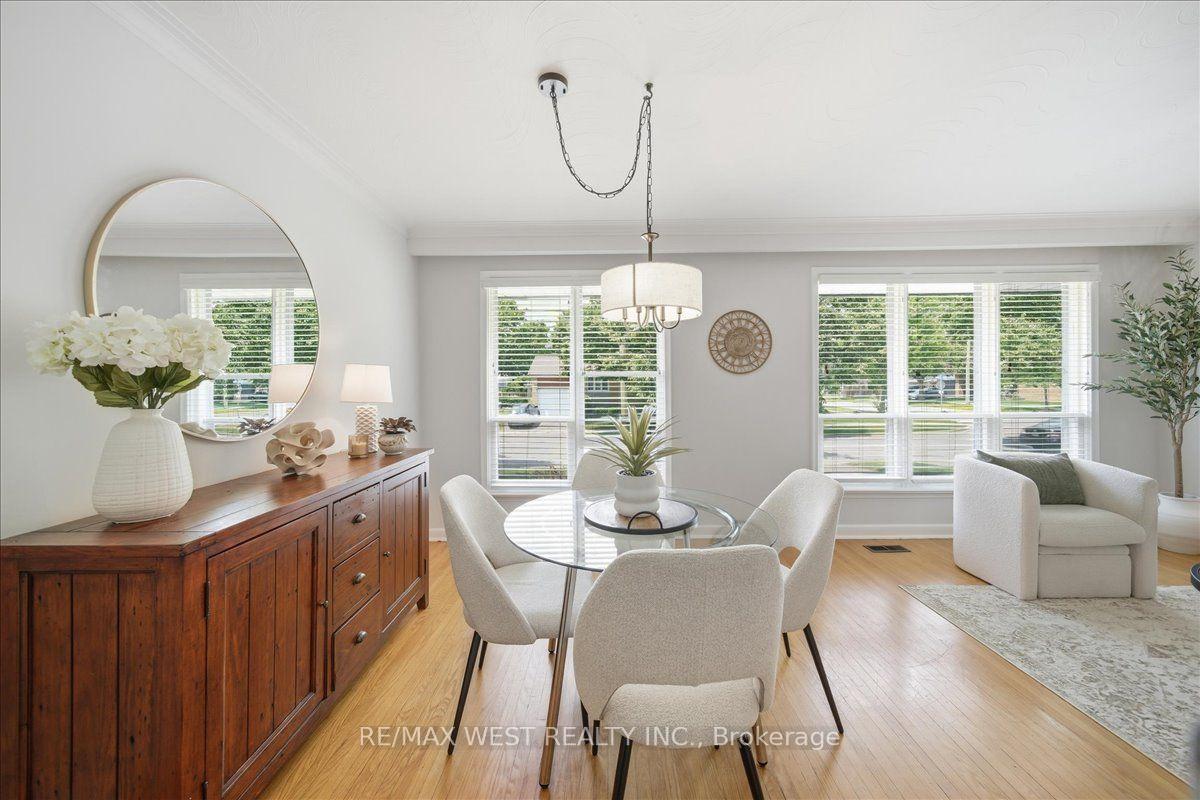 Photo 15 of 19 Decarie Circle, Etobicoke, Eringate-Centennial-West Deane — HOMEH