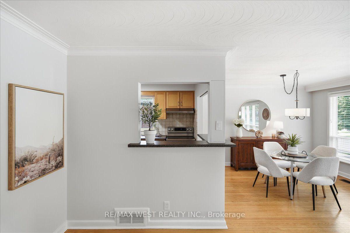 Photo 16 of 19 Decarie Circle, Etobicoke, Eringate-Centennial-West Deane — HOMEH