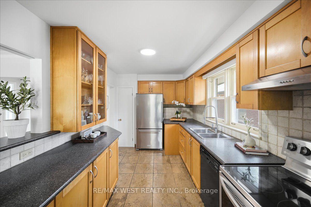 Photo 17 of 19 Decarie Circle, Etobicoke, Eringate-Centennial-West Deane — HOMEH