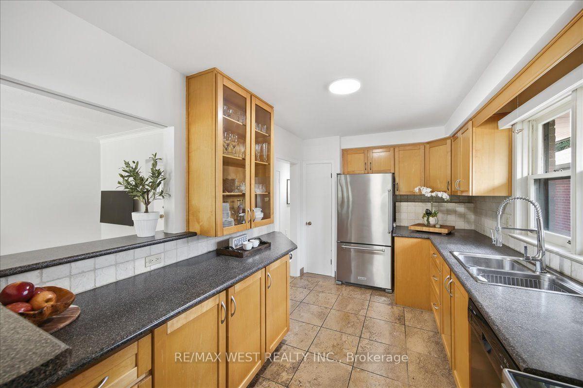 Photo 18 of 19 Decarie Circle, Etobicoke, Eringate-Centennial-West Deane — HOMEH
