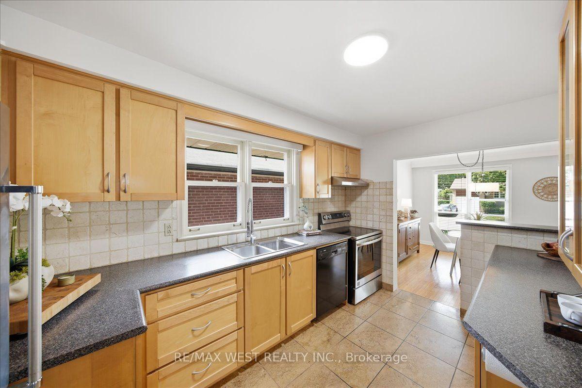 Photo 19 of 19 Decarie Circle, Etobicoke, Eringate-Centennial-West Deane — HOMEH