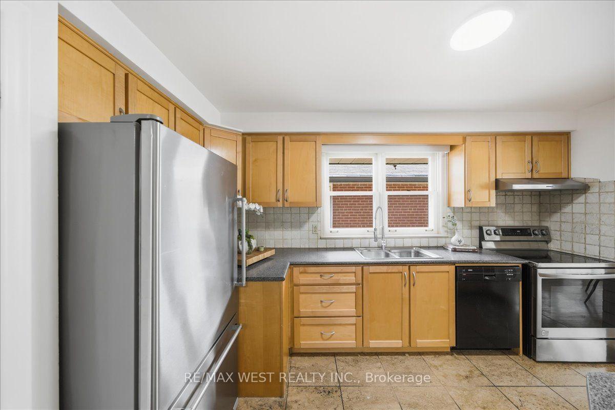 Photo 20 of 19 Decarie Circle, Etobicoke, Eringate-Centennial-West Deane — HOMEH