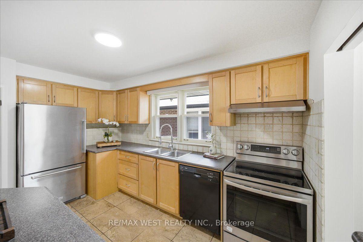 Photo 21 of 19 Decarie Circle, Etobicoke, Eringate-Centennial-West Deane — HOMEH