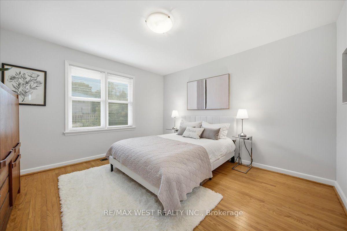 Photo 23 of 19 Decarie Circle, Etobicoke, Eringate-Centennial-West Deane — HOMEH