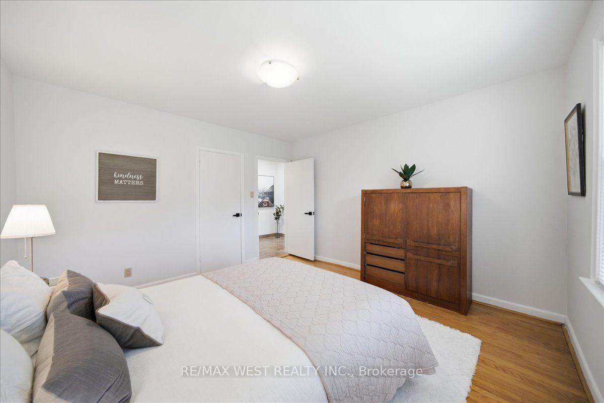 Photo 24 of 19 Decarie Circle, Etobicoke, Eringate-Centennial-West Deane — HOMEH
