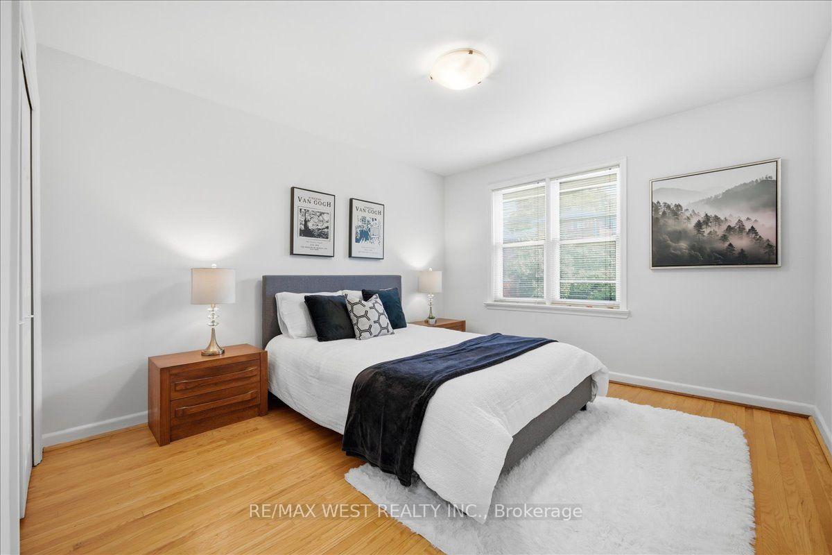 Photo 25 of 19 Decarie Circle, Etobicoke, Eringate-Centennial-West Deane — HOMEH