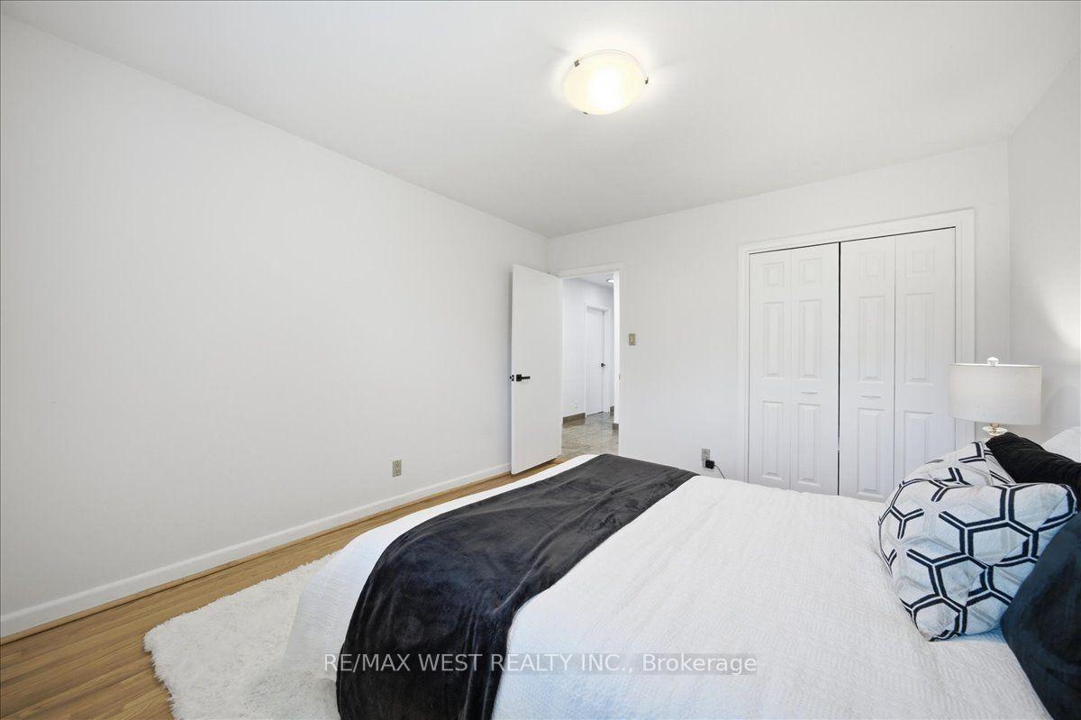 Photo 26 of 19 Decarie Circle, Etobicoke, Eringate-Centennial-West Deane — HOMEH