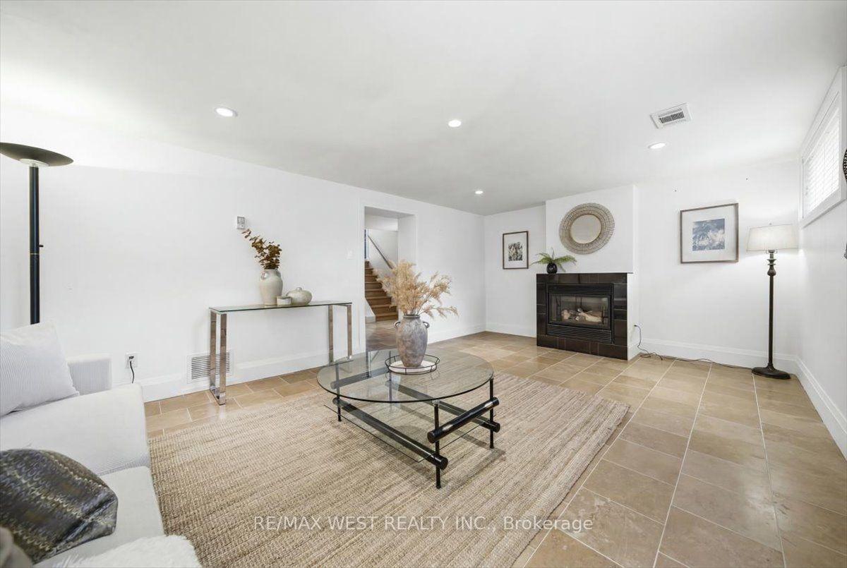 Photo 31 of 19 Decarie Circle, Etobicoke, Eringate-Centennial-West Deane — HOMEH