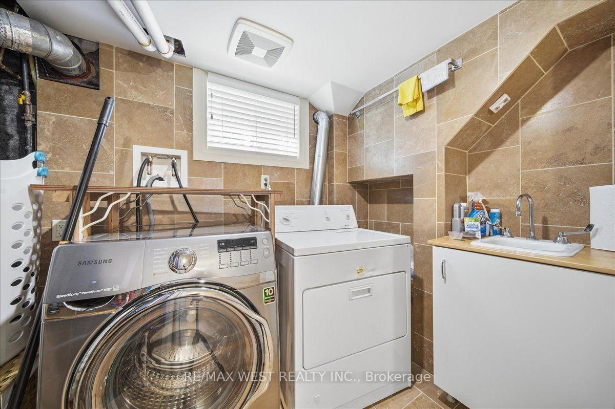 Photo 32 of 19 Decarie Circle, Etobicoke, Eringate-Centennial-West Deane — HOMEH