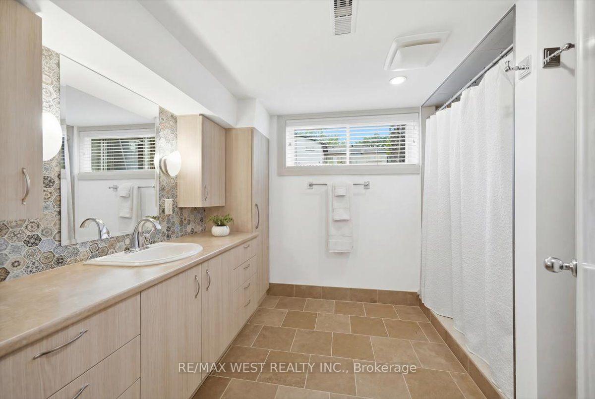Photo 33 of 19 Decarie Circle, Etobicoke, Eringate-Centennial-West Deane — HOMEH