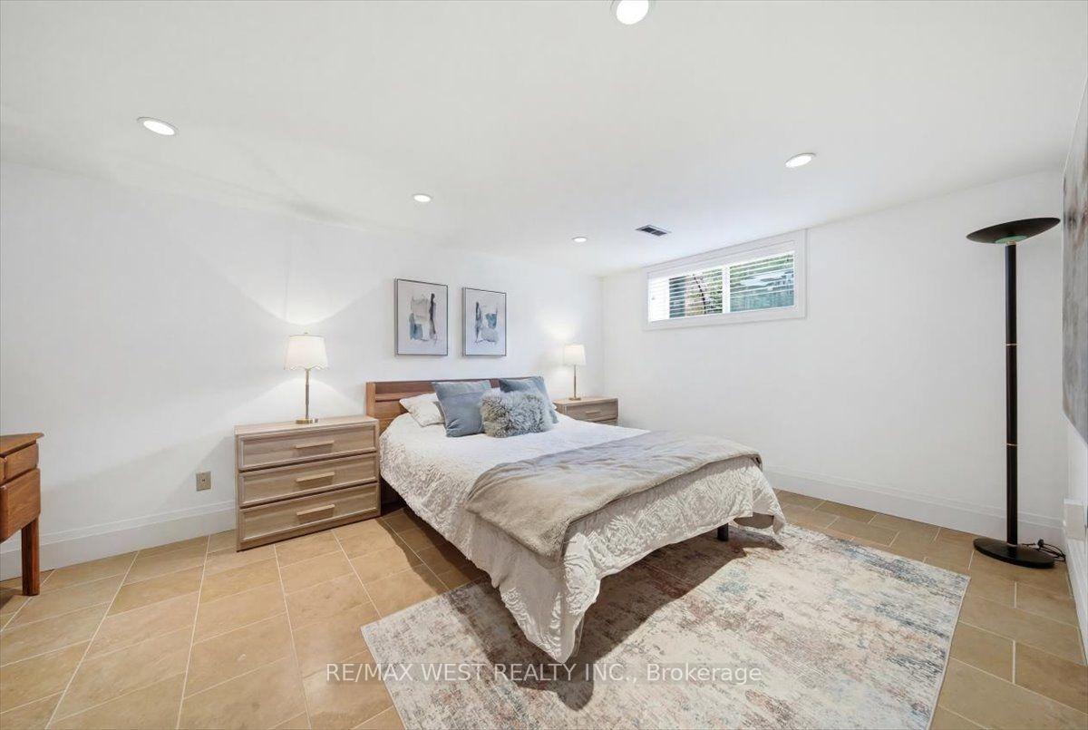 Photo 35 of 19 Decarie Circle, Etobicoke, Eringate-Centennial-West Deane — HOMEH