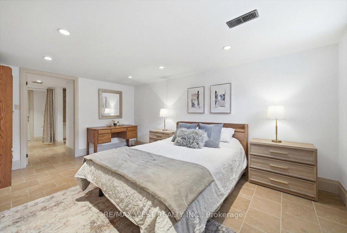 Photo 36 of 19 Decarie Circle, Etobicoke, Eringate-Centennial-West Deane — HOMEH