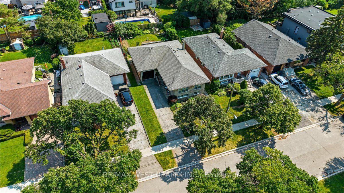 Photo 39 of 19 Decarie Circle, Etobicoke, Eringate-Centennial-West Deane — HOMEH