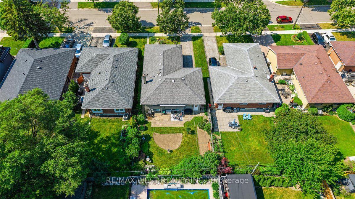 Photo 40 of 19 Decarie Circle, Etobicoke, Eringate-Centennial-West Deane — HOMEH
