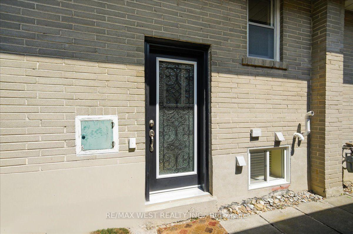 Photo 44 of 19 Decarie Circle, Etobicoke, Eringate-Centennial-West Deane — HOMEH