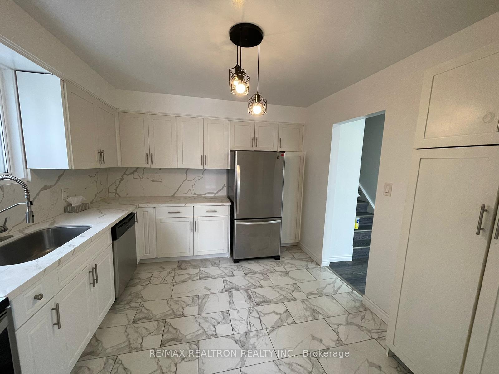 Photo 3 of 14 Windale Crescent N, Kitchener, Forest Hill — HOMEH