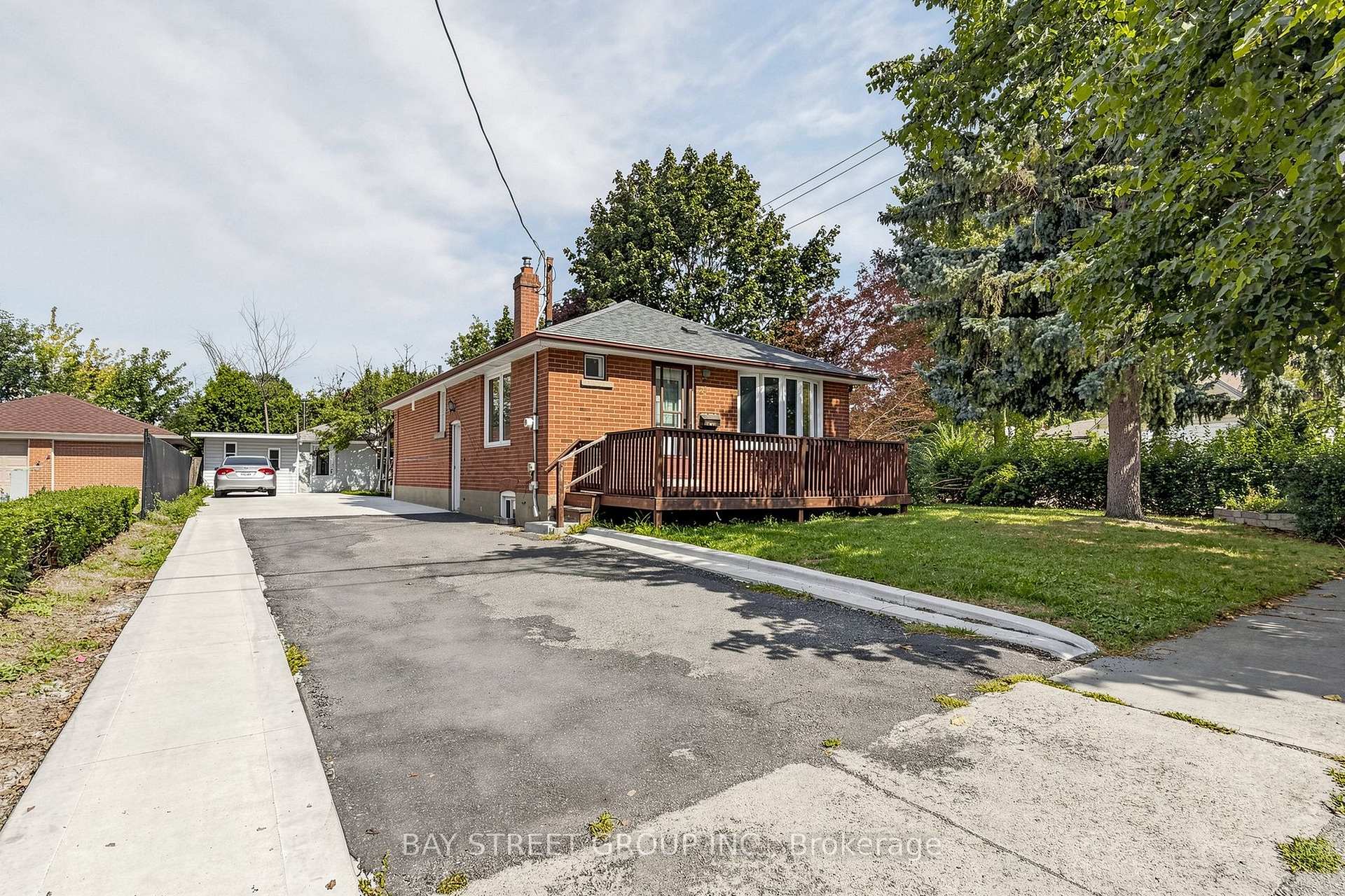Photo 2 of 26 Sunset Boulevard, Brampton, Brampton West — HOMEH