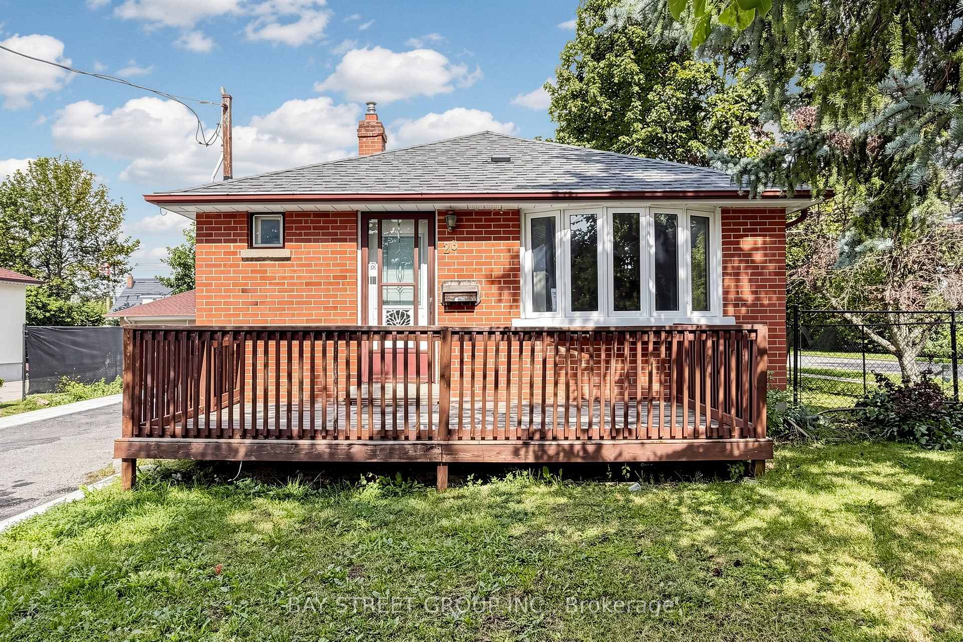 Photo 4 of 26 Sunset Boulevard, Brampton, Brampton West — HOMEH