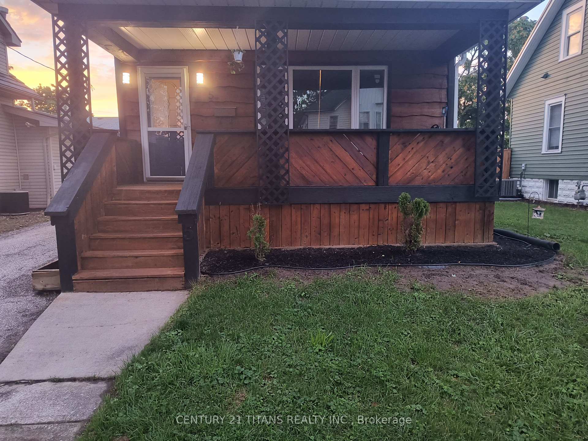 Photo 4 of 5 Poplar Street, Chatham-Kent, Chatham — HOMEH