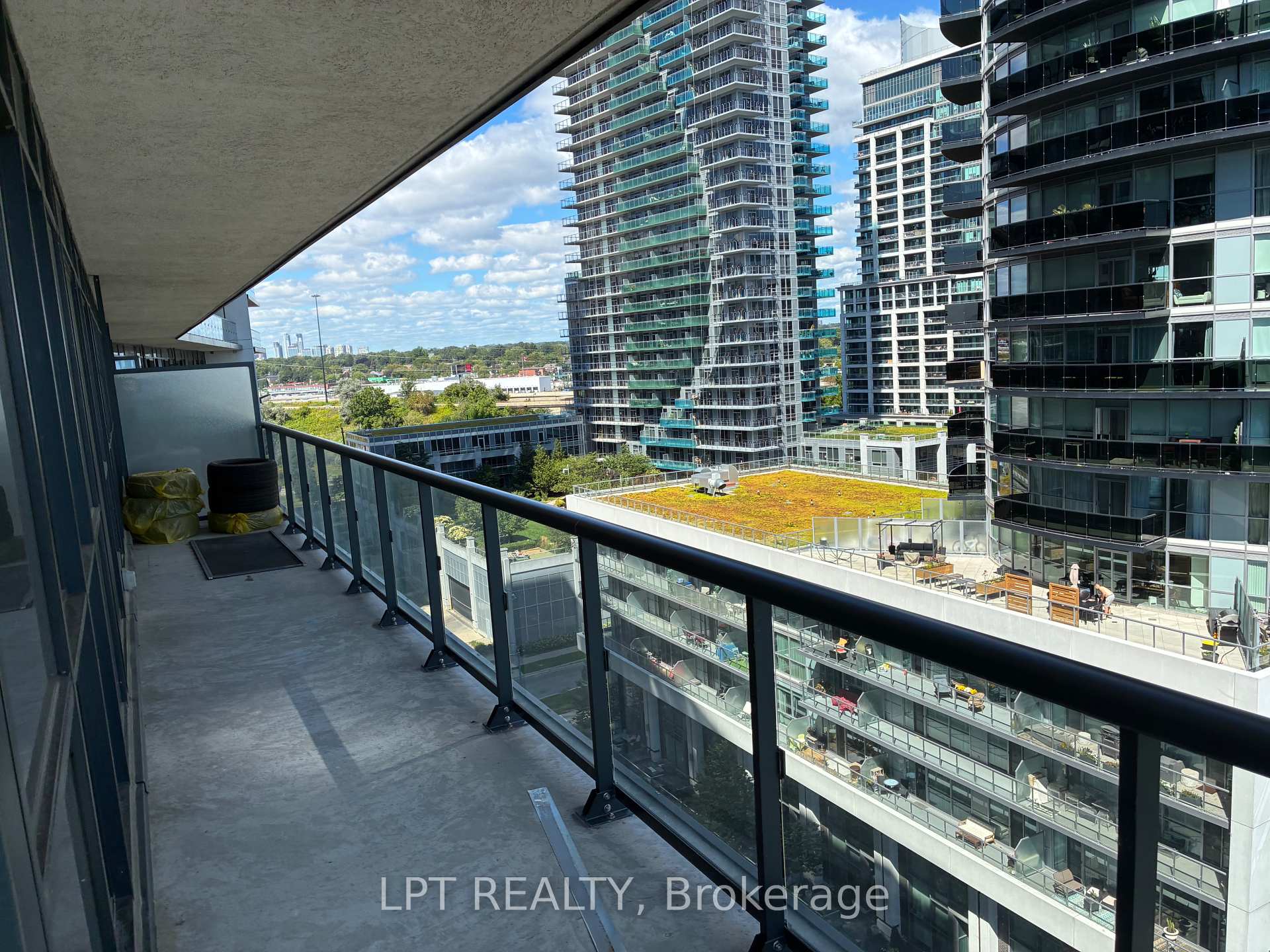 Photo 8 of Unit 1015, 390 Annie Craig Drive, Etobicoke, Mimico — HOMEH