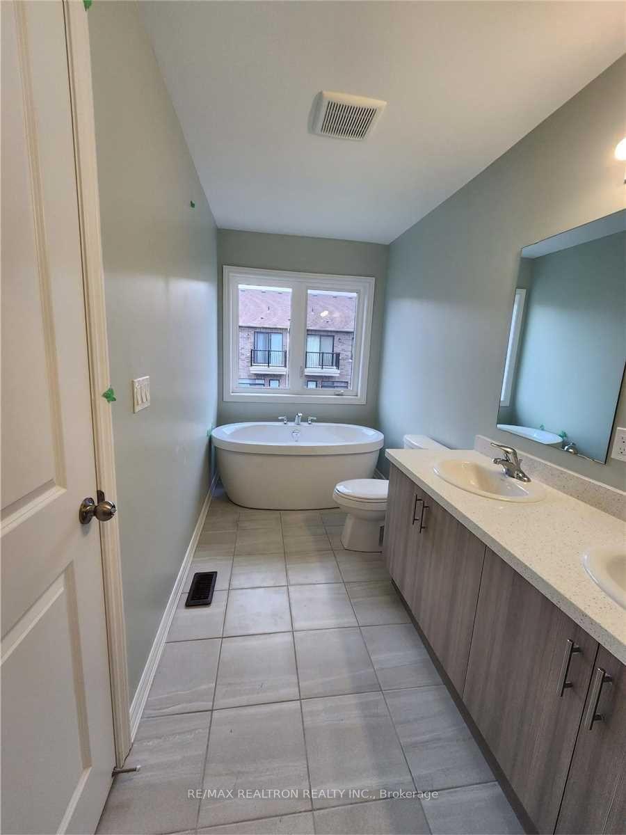 Photo 14 of 8 Royal Collection Way, Whitby, Lynde Creek — HOMEH