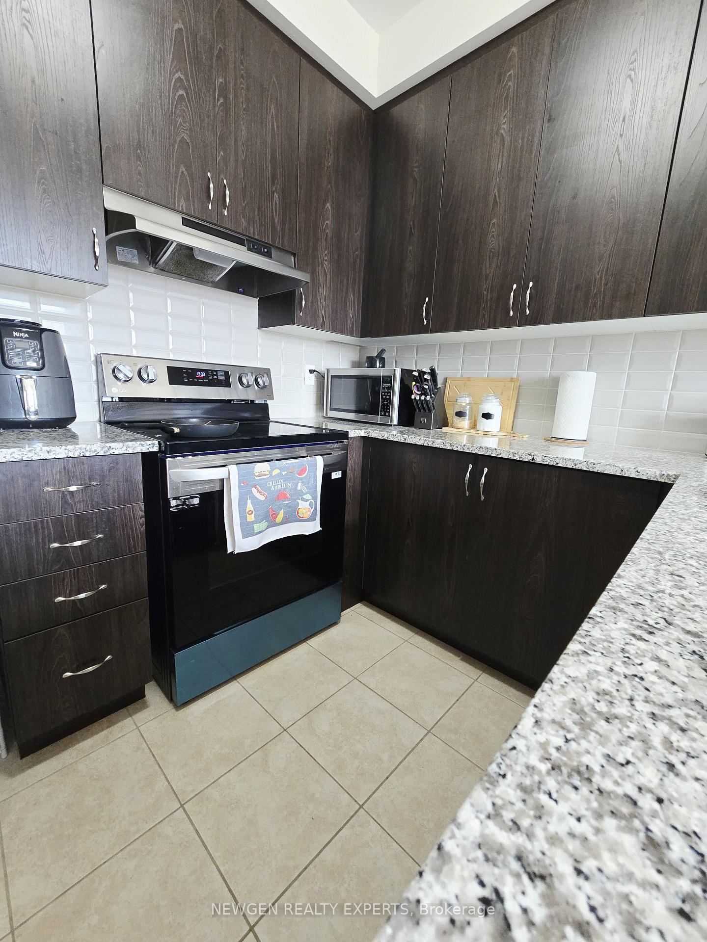 Photo 4 of 12 Cachia Lane, Ajax, Northwest Ajax — HOMEH