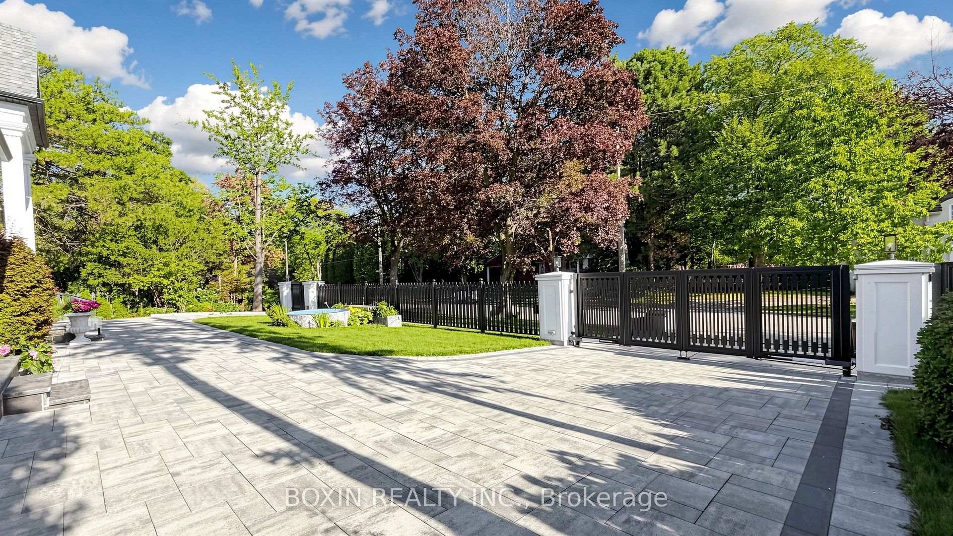 Photo 3 of 33 Wilket Road, North York, Bridle Path-Sunnybrook-York Mills — HOMEH