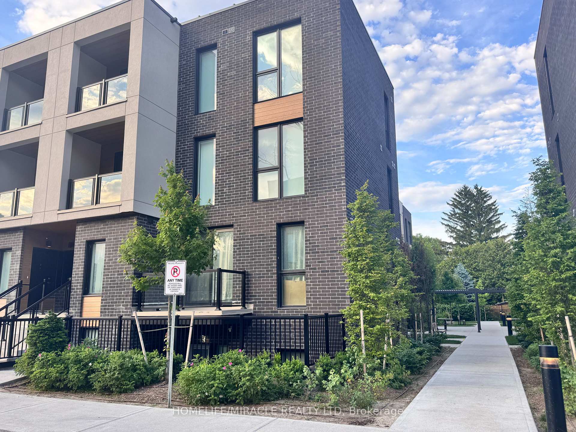 Photo 2 of Unit 4, 176 Clonmore Drive, Scarborough, Birchcliffe-Cliffside — HOMEH
