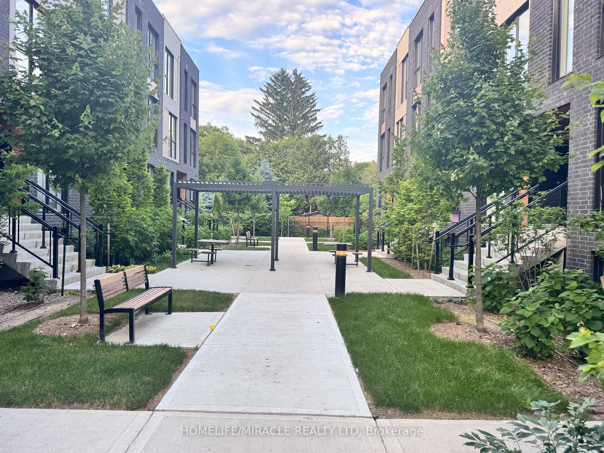 Photo 5 of Unit 4, 176 Clonmore Drive, Scarborough, Birchcliffe-Cliffside — HOMEH