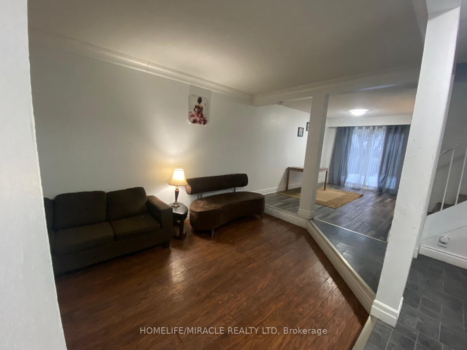 Photo 4 of 127 Fanshawe Drive, Brampton, Heart Lake West — HOMEH