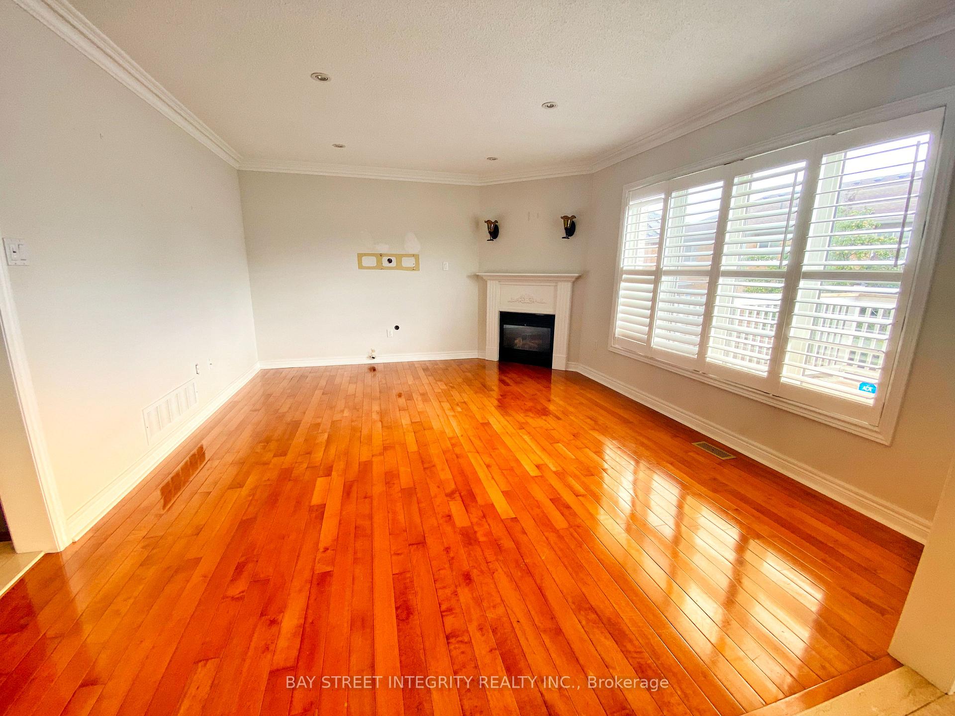 Photo 4 of Main 114 Red River Crescent, Newmarket, Woodland Hill — HOMEH