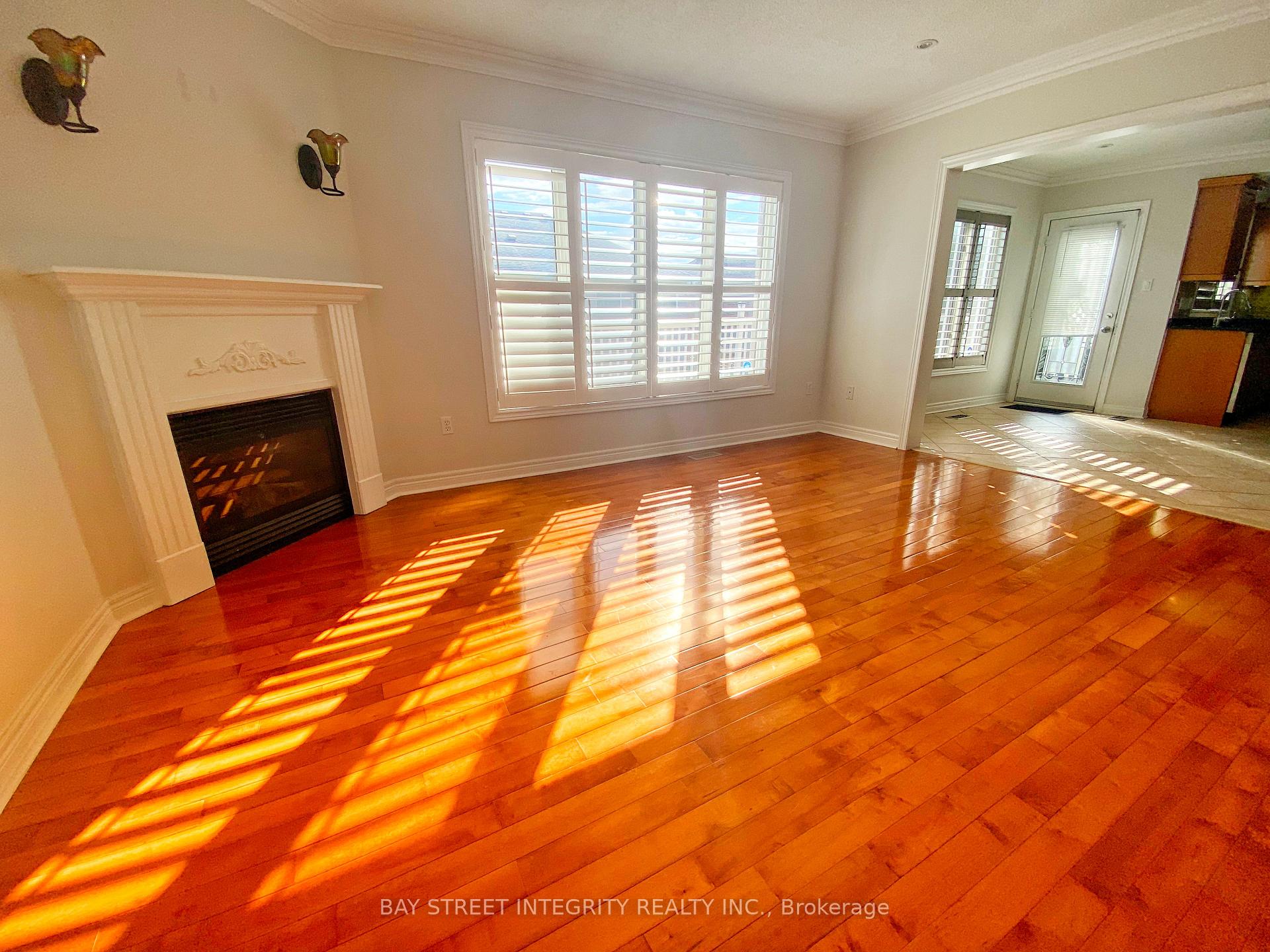 Photo 5 of Main 114 Red River Crescent, Newmarket, Woodland Hill — HOMEH