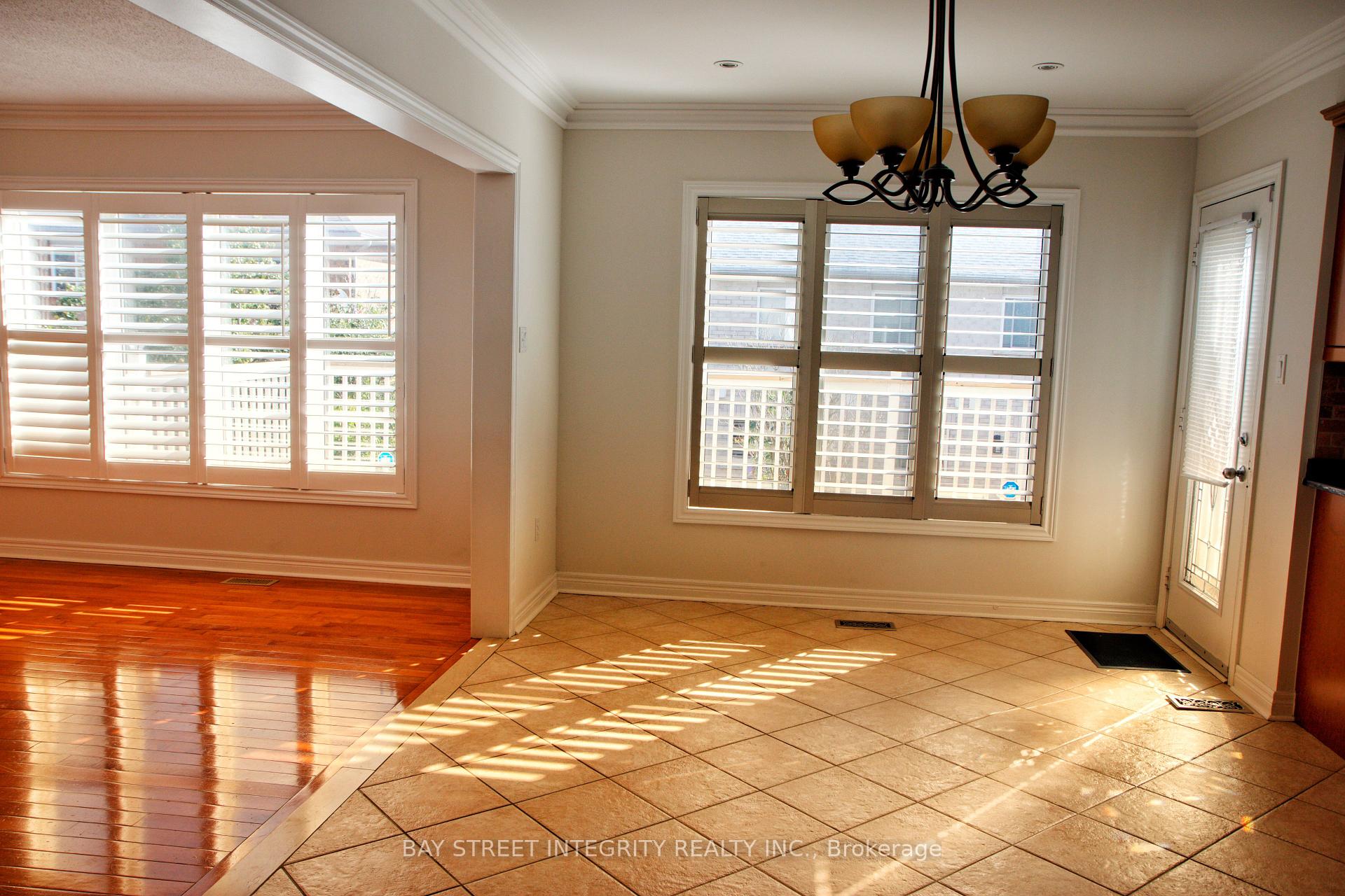 Photo 6 of Main 114 Red River Crescent, Newmarket, Woodland Hill — HOMEH