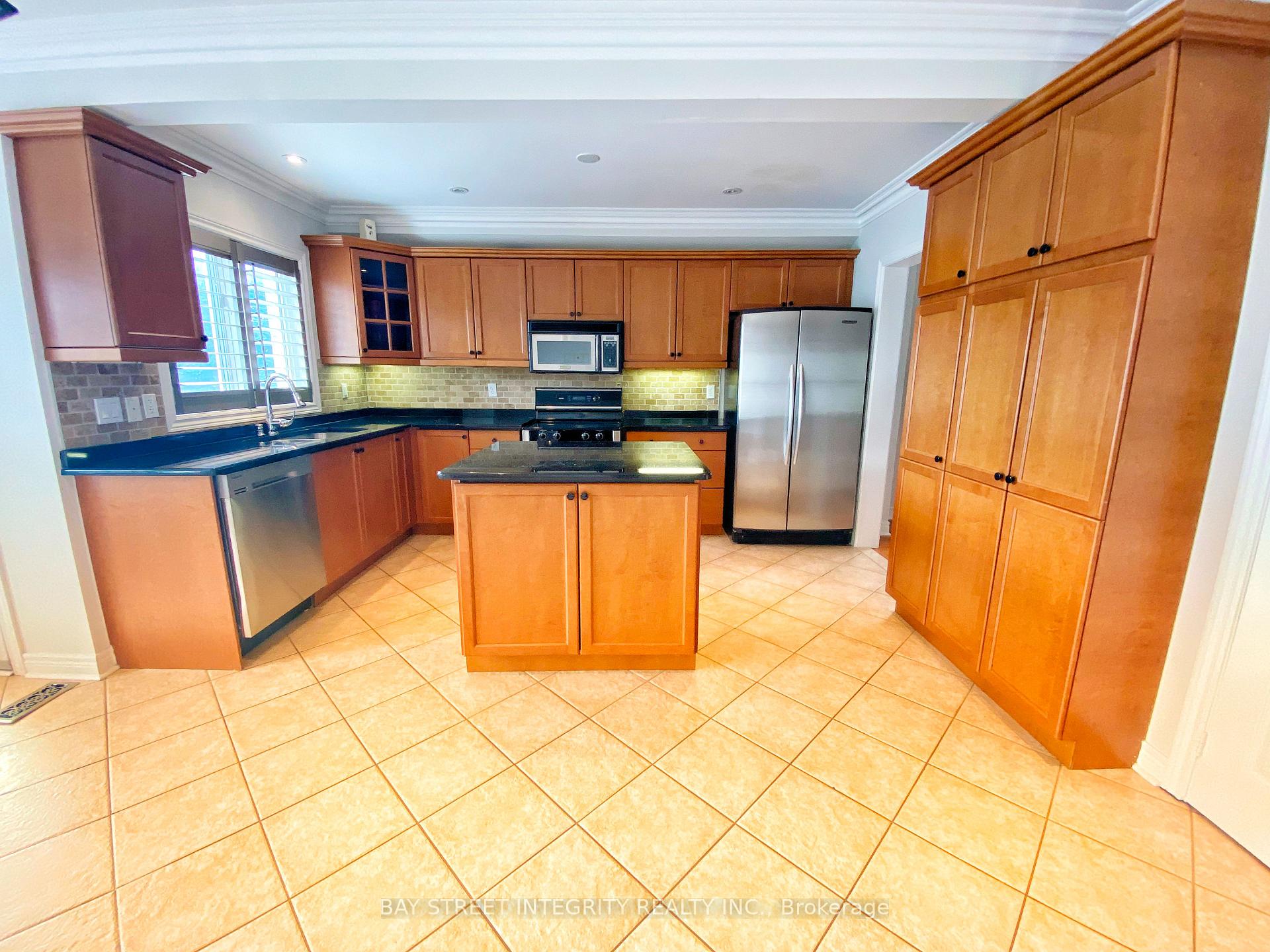 Photo 8 of Main 114 Red River Crescent, Newmarket, Woodland Hill — HOMEH