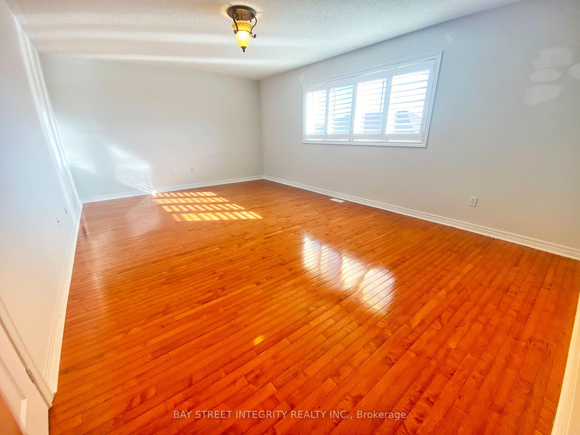 Photo 12 of Main 114 Red River Crescent, Newmarket, Woodland Hill — HOMEH