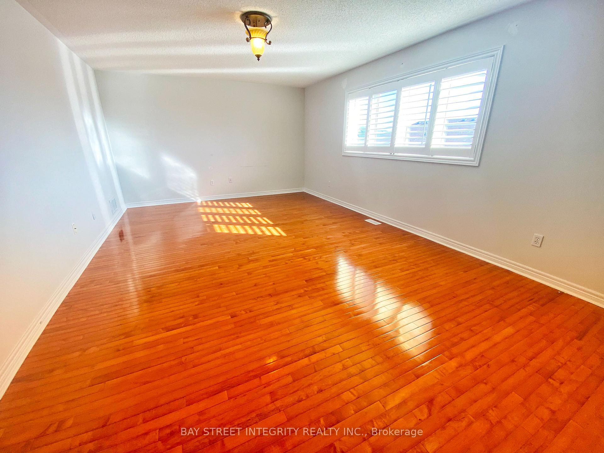 Photo 13 of Main 114 Red River Crescent, Newmarket, Woodland Hill — HOMEH