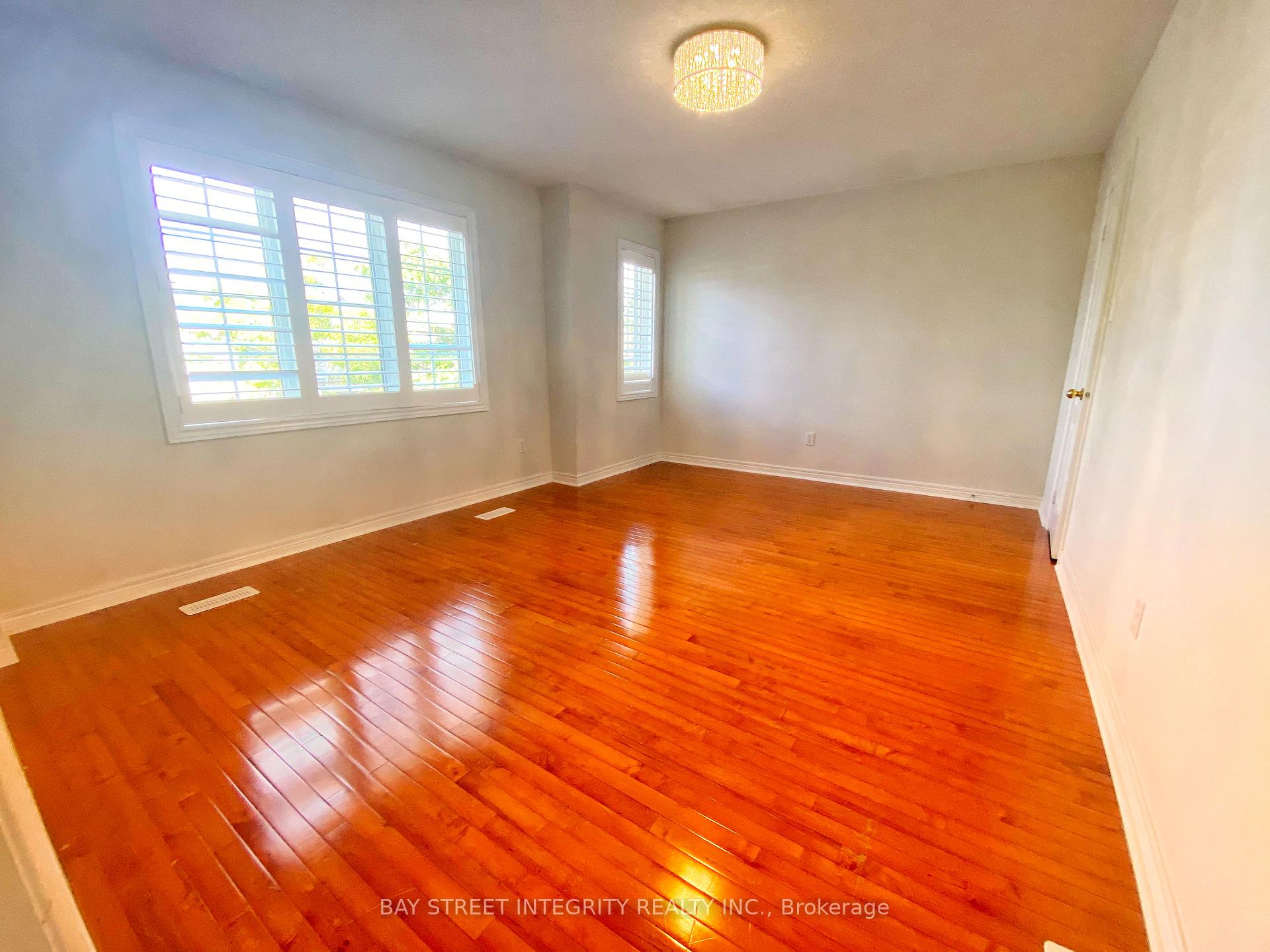 Photo 14 of Main 114 Red River Crescent, Newmarket, Woodland Hill — HOMEH