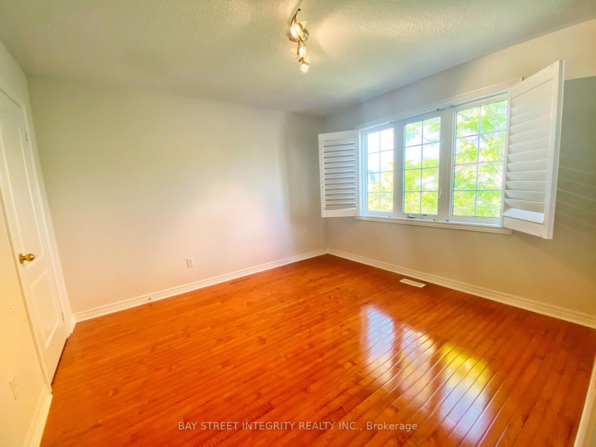 Photo 15 of Main 114 Red River Crescent, Newmarket, Woodland Hill — HOMEH