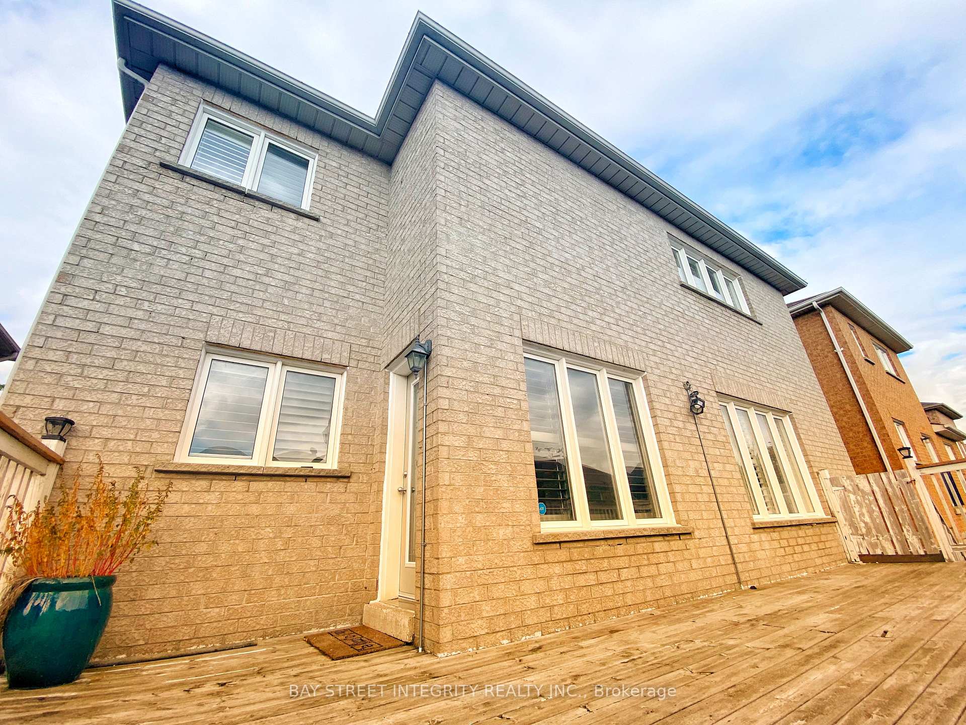 Photo 24 of Main 114 Red River Crescent, Newmarket, Woodland Hill — HOMEH