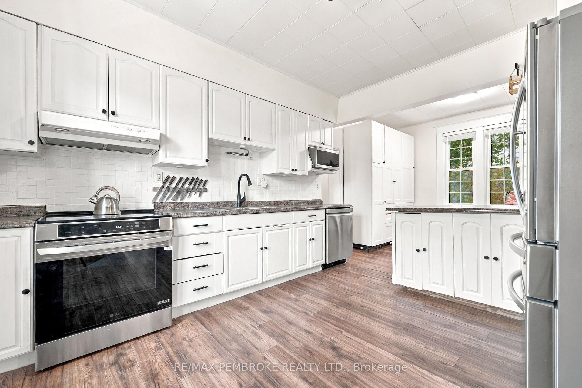 Photo 15 of 296 First Avenue N, Pembroke, Pembroke — HOMEH