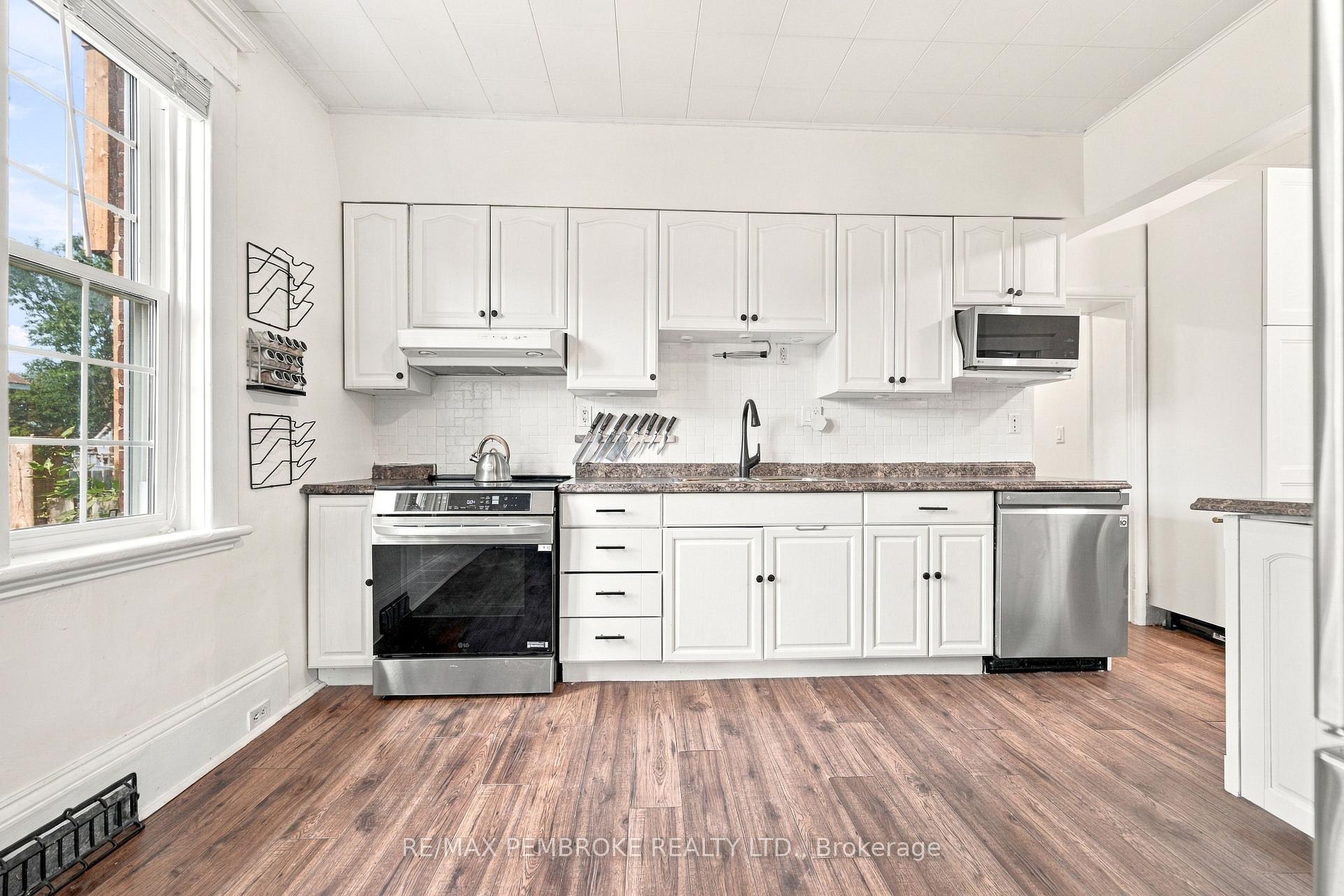 Photo 16 of 296 First Avenue N, Pembroke, Pembroke — HOMEH