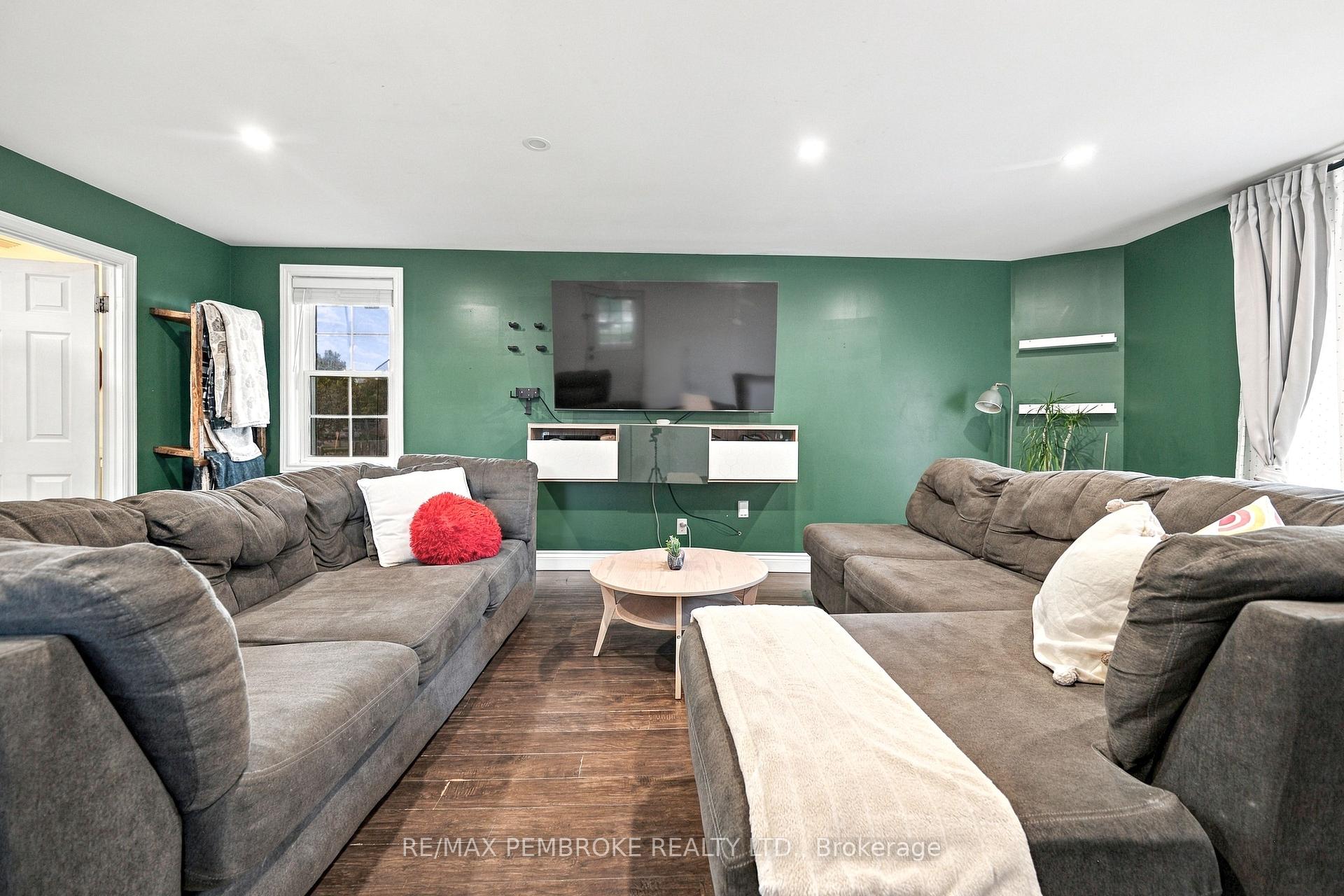 Photo 18 of 296 First Avenue N, Pembroke, Pembroke — HOMEH