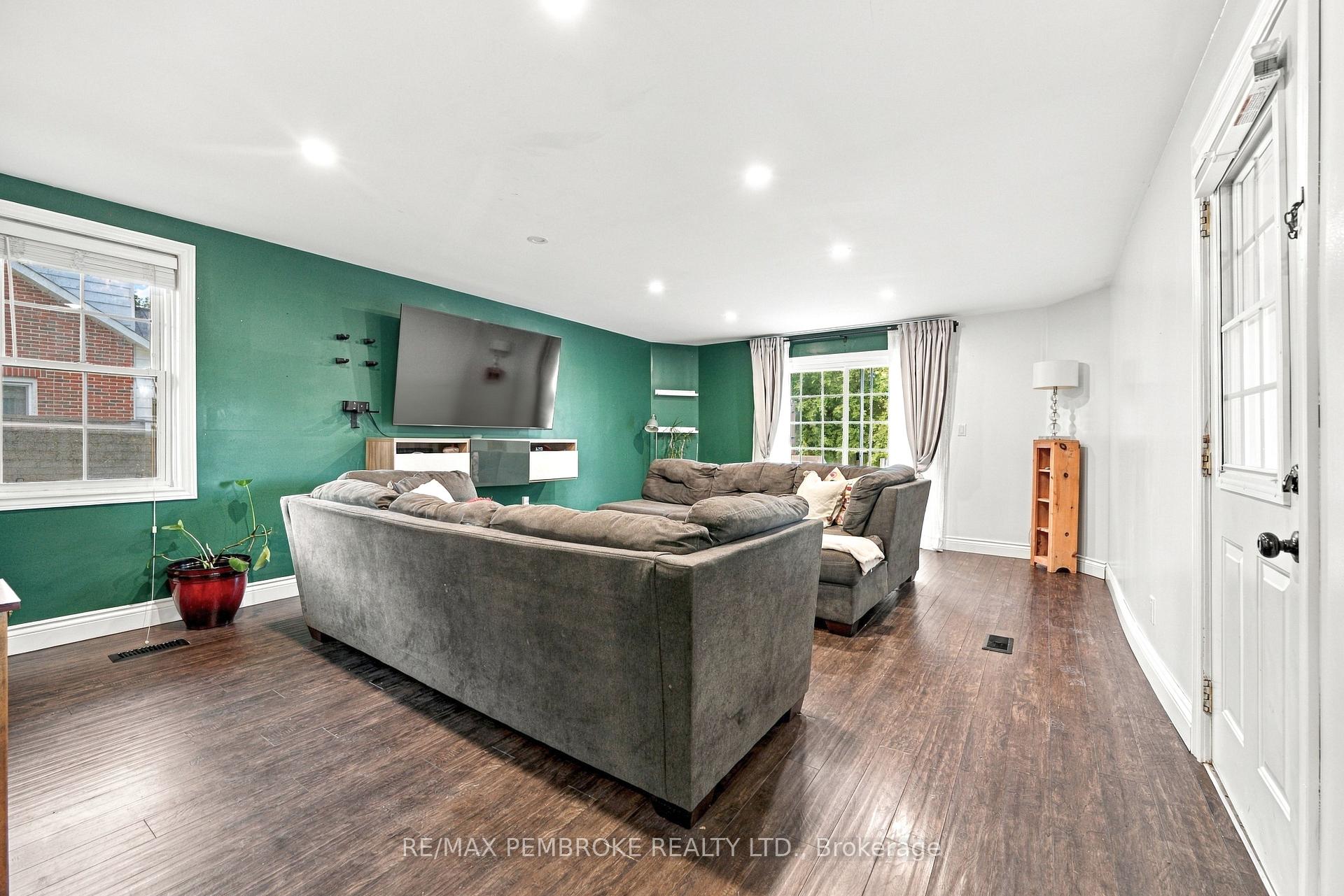 Photo 19 of 296 First Avenue N, Pembroke, Pembroke — HOMEH