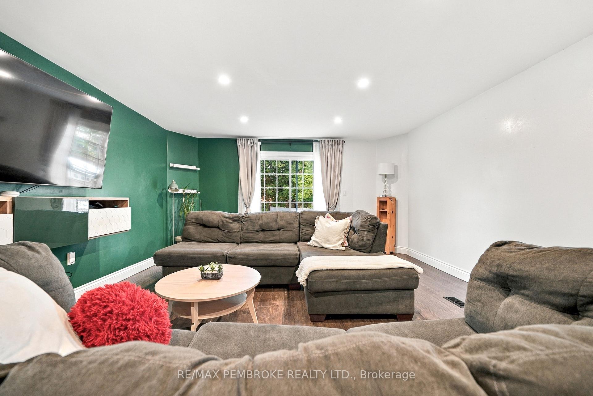 Photo 20 of 296 First Avenue N, Pembroke, Pembroke — HOMEH