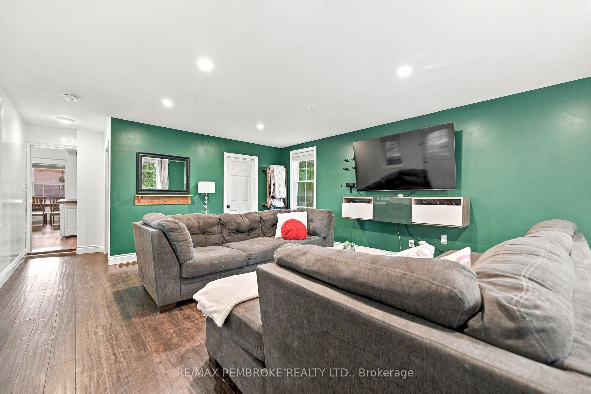 Photo 21 of 296 First Avenue N, Pembroke, Pembroke — HOMEH