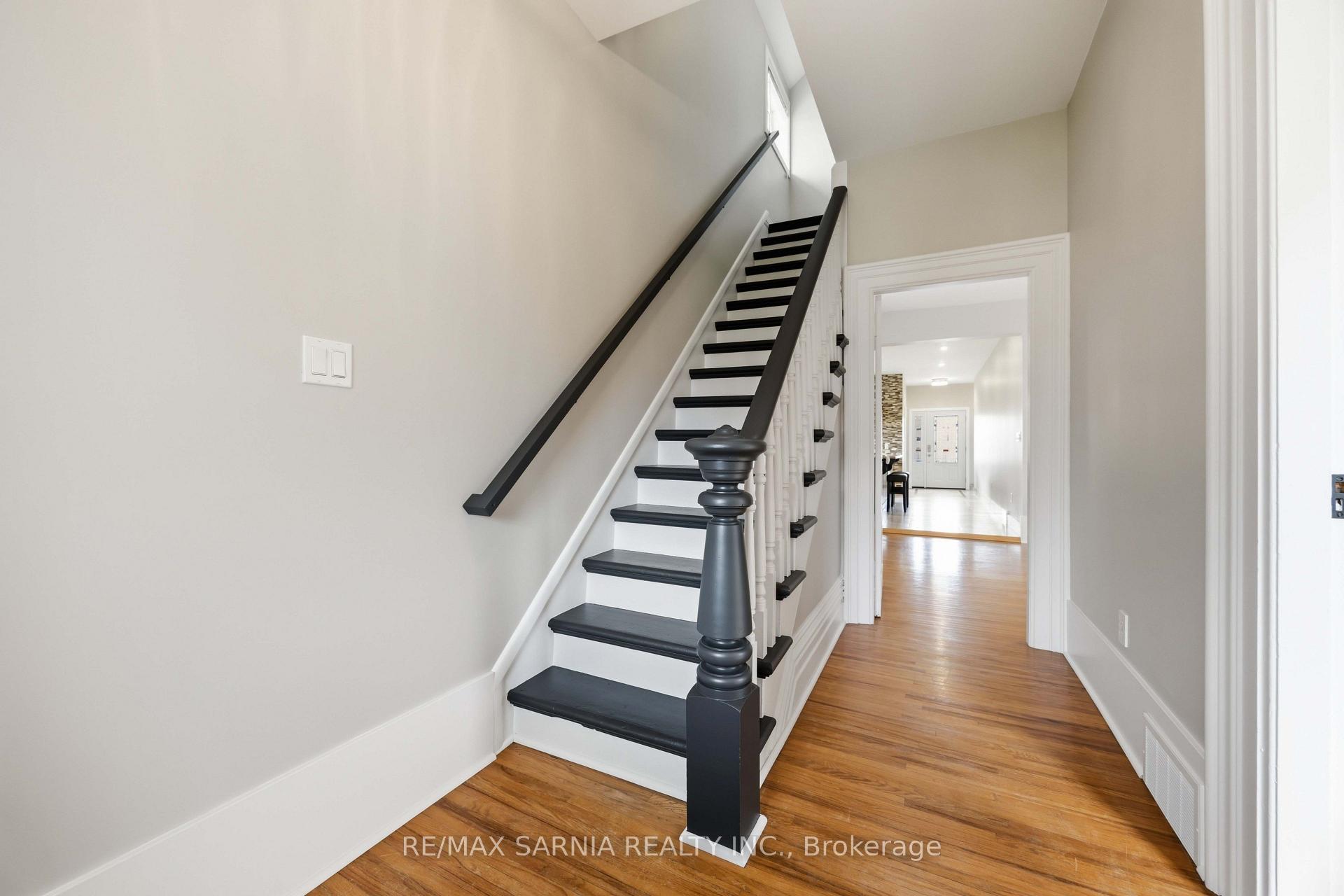 Photo 4 of 541 Erie Street, Warwick, Watford — HOMEH